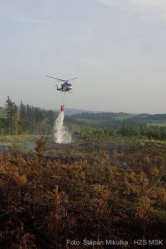 Požár dvou hektarů mladého lesního porostu v nepřístupném terénu na okraji Bruntálu.