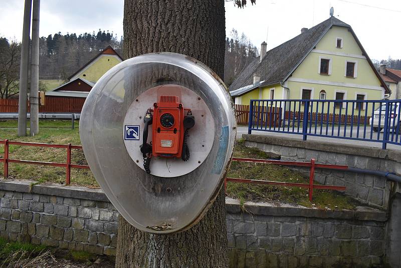 Přístroj se tváří, jako by za časů SPT Telecom v Miloticích zapomněli veřejnou telefonní stanici.