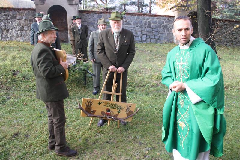 Myslivci z Třemešné oslavili svátek svého patrona svatého Huberta slavnostní mší plnou pradávných rituálů.