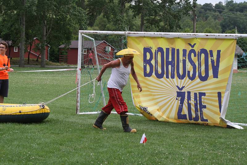 Recesistický Prezidentský pohár přivedl do Bohušova imitátory státníků, kteří zde jezdili na běžkách, krmili Becherovkou staříka a odpalovali rakety s jadernou hlavicí.