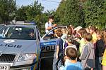 Brantická mateřská škola ve středu přivítala policisty z Krnova a Bruntálu k ukázce policejní práce, nových aut a vybavení. Dětem se akce moc líbila.