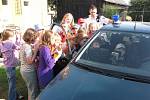 Brantická mateřská škola ve středu přivítala policisty z Krnova a Bruntálu k ukázce policejní práce, nových aut a vybavení. Dětem se akce moc líbila.