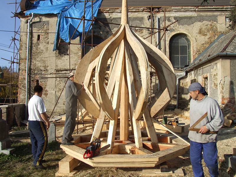 Býkovský kostel od války až do roku 2004 pořád jen chátral. Dnes má díky rekonstrukci novou fasádu, novou krytinu, nové jsou věž s bání, okna i dveře.