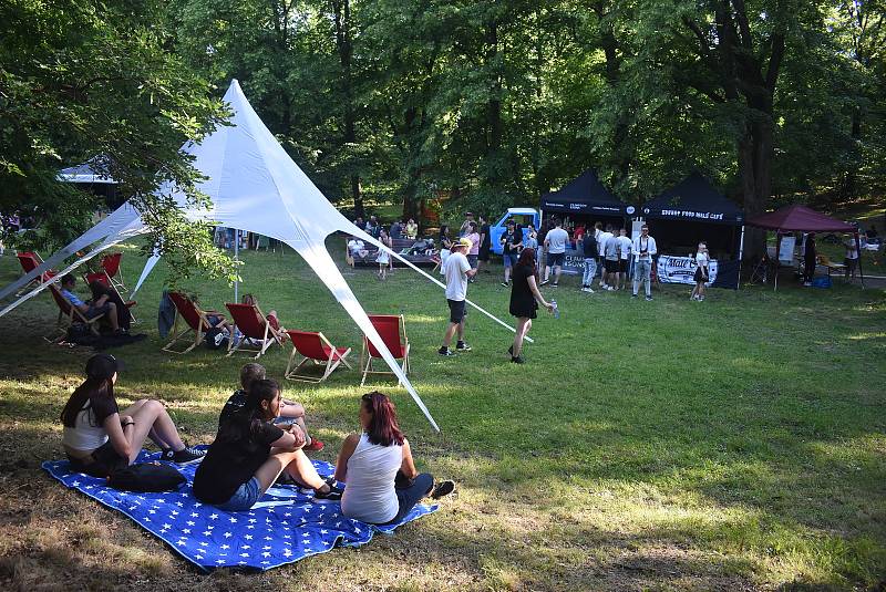 Hudební piknik Feel The Vibe pod rozhlednou na Cvilíně proběhl v sobotu 18. 6. 2022. Mezi místními se šířila fáma o technoparty.
