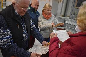 Farníci v kostele v Holčovicích obdivují dokumenty z roku 1944, které bez povšimnutí odpočívaly 77 let ve skříni.