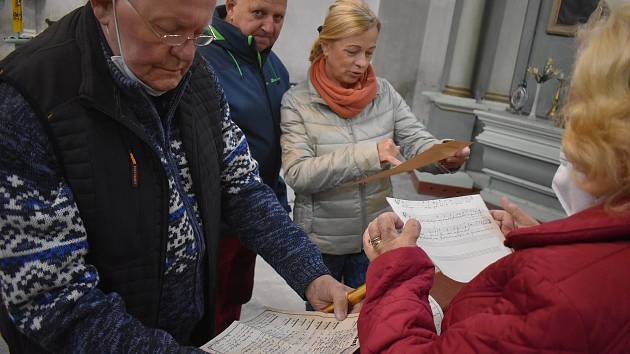 Farníci v kostele v Holčovicích obdivují dokumenty z roku 1944, které bez povšimnutí odpočívaly 77 let ve skříni.