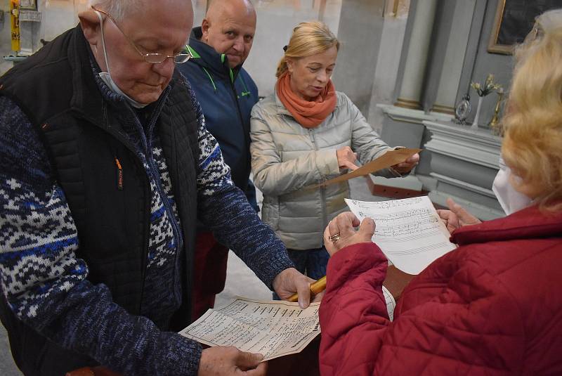 Farníci v kostele v Holčovicích obdivují dokumenty z roku 1944, které bez povšimnutí odpočívaly 77 let ve skříni.