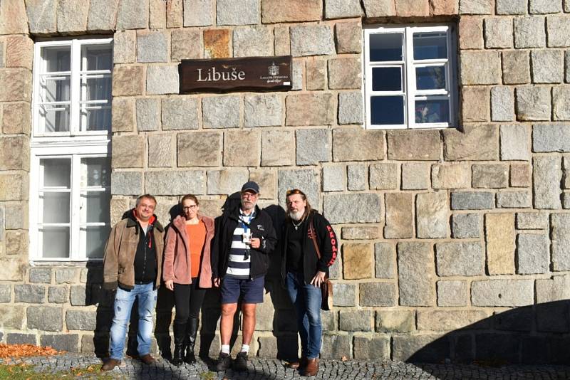 Herec Pavel nový se po čtyřiceti letech vrátil do Karlovy Studánky, aby zavzpomínal na natáčení komedie S tebou mě baví svět.