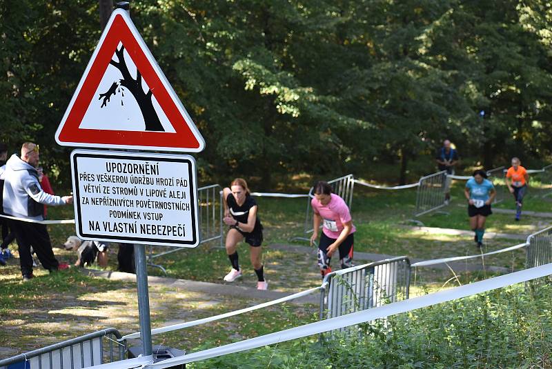 Na Cvilíně bylo v sobotu pořádně živo. Fanoušci povzbuzovali běžce do schodů, a svatebčané vítali ženicha s nevěstou na traktoru.