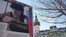 V Krnově se právě nezávisle na sobě konají dvě pouliční kampaně. Obě jsou založeny na umístění panelů s fotografiemi do veřejného prostoru. Kampaň Děti a závislost (na snímku) varuje před rizikem drog decentními fotografiemi.