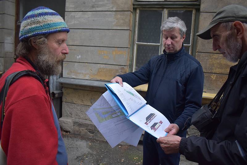 Ivo Dokoupil (v červeném) z Hnutí Duha Jeseníky založil iniciativu Zachraňme nádraží na trati Olomouc – Bruntál. Pak požádal stát o převedení nádraží Dětřichov nad Bystřicí do majetku Duhy.