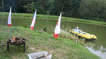 Prezidenský pohár v jízdě na gumovém člunu po rybníce v Bohušově.