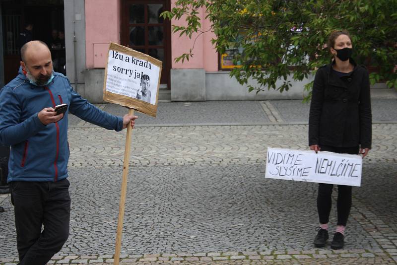 Na bruntálském náměstí se sešlo asi třicet demonstrantů, aby podpořili iniciativu Milion chvilek pro demokracii.