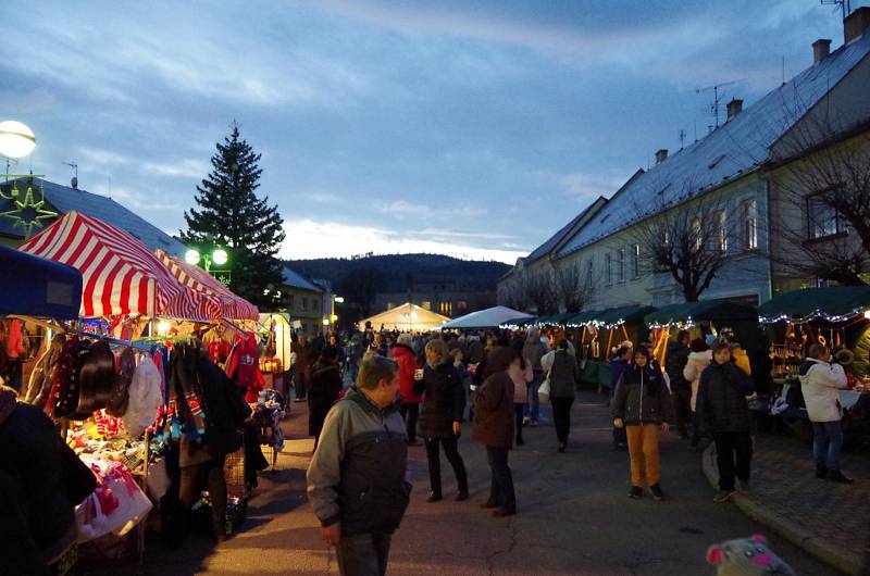 Adventní jarmark, setkávání se sousedy, vystoupení dětí, rozsvícení vánočního stromu. Takové bylo páteční adventní setkání ve Městě Albrechticích.