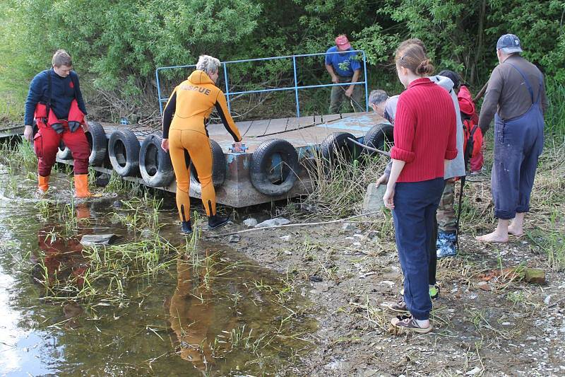 Sezona vodním záchranářům právě začala. Jsou připraveni pomoct lidem, kteří se ocitnou na Slezské Hartě v nouzi.