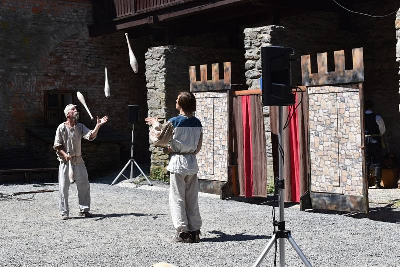 Hrad Sovinec už zase každý víkend nabízí pestrý rodinný program plný šermířských soubojů, divadelních i pimprlových pohádek a kejklířů.