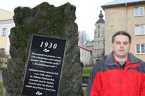 Martin Rechtorik, autor nápisu na bezejmenném pomníku, na jehož znovuobnovení má zásluhu jeho otec František. Památník stojí na místě někdejší radnice.