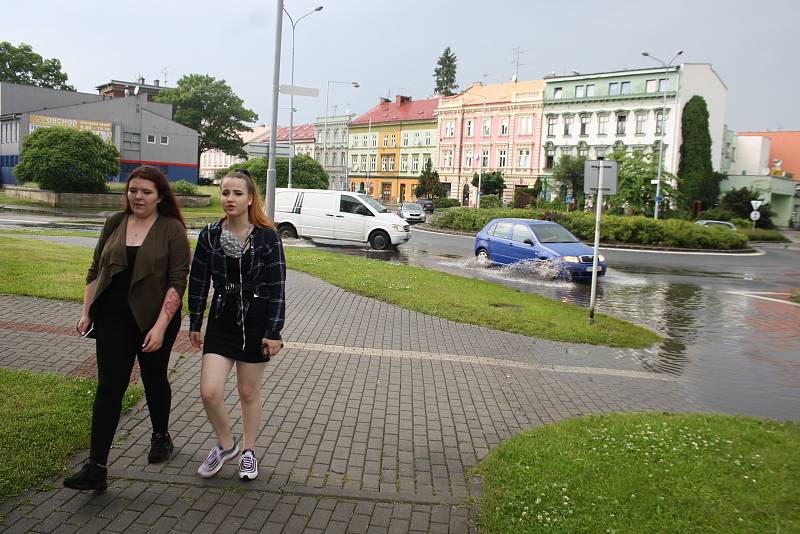 Kruhový objezd v centru Krnova poskytoval při každé bouřce fotografům efektní záběry, jak si řidiči poradili s brouzdalištěm. Tato krnovská atrakce už patří minulosti.