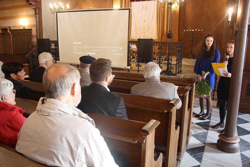 Studenti krnovských škol zaznamenali vyprávění německých rodáků. Výsledek své práce pak prezentovali v krnovské synagoze.