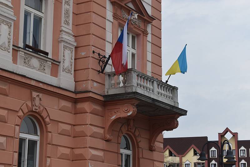 Česká a ukrajinská vlajka na krnovské radnici mají obrovský ohlas. Starosta Tomáš Hradil dostal na svůj facebookový profil 2500 reakcí.