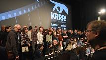 KRRR! je krnovský festival archaických promítaček a oslava královského filmového formátu  70 milimetrů. Duben 2022