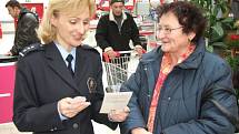 V bruntálském supermarketu Kaufland oslovovali v úterý policistka Ivana Křištofová a policista Petr Košický nakupující. 