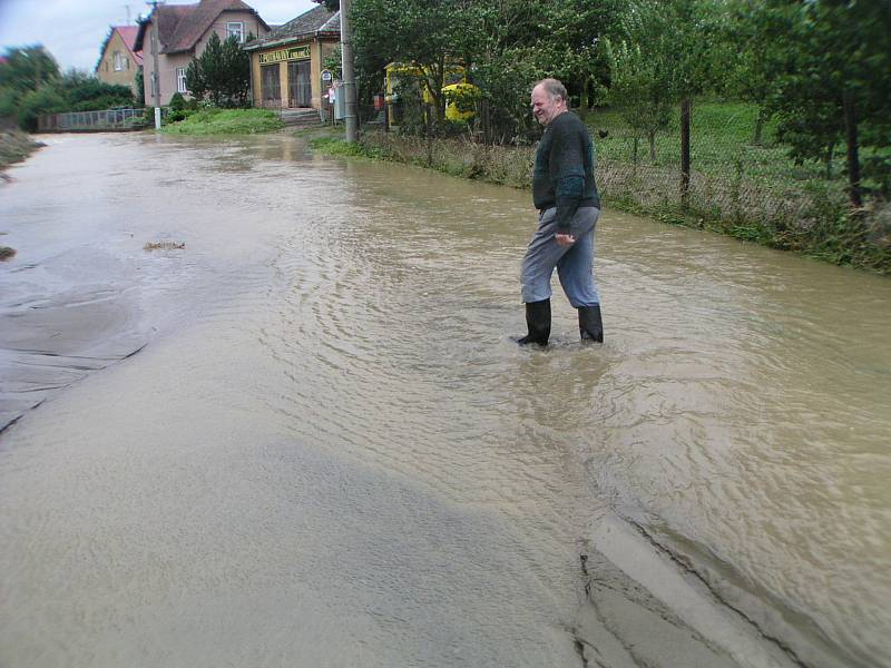 Porovnejme současnou situaci s archivními snímky z Opavice. Autobusová zastávka a zábradlí jsou dnes na stejném místě jako při povodních v roce 2007.