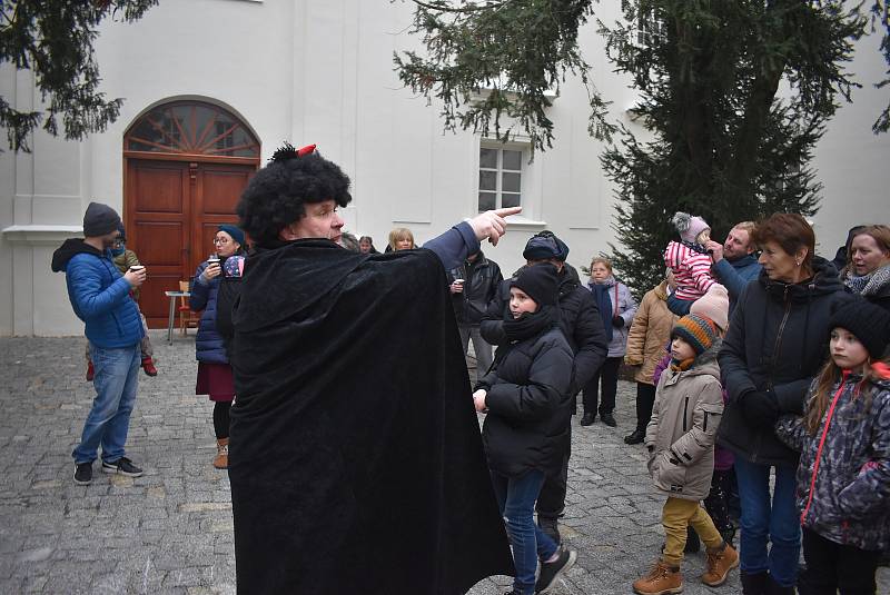 Na zámek ve Slezských Rudolticích dorazil průvod čertů v čele s princeznou Sofií. 3. prosince 2022