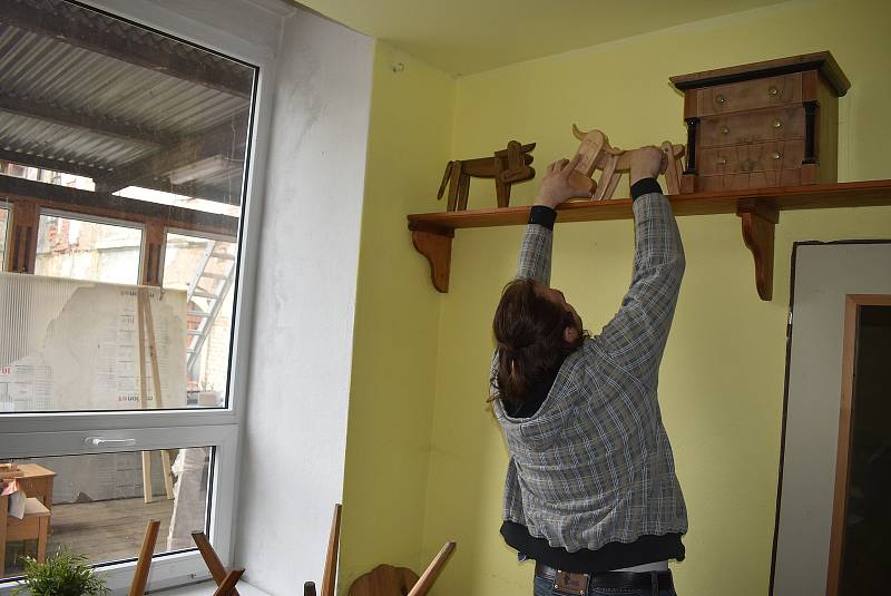 Lovecký zámeček v Miloticích postavili Lichtenštejnové. Před sto lety rodina Ludvíka Marxe přestavěla zámeček na  světoznámou fabriku. Rodina Františka Tomčaly zde vybudovala školu s internátem a restaurátorské dílny.