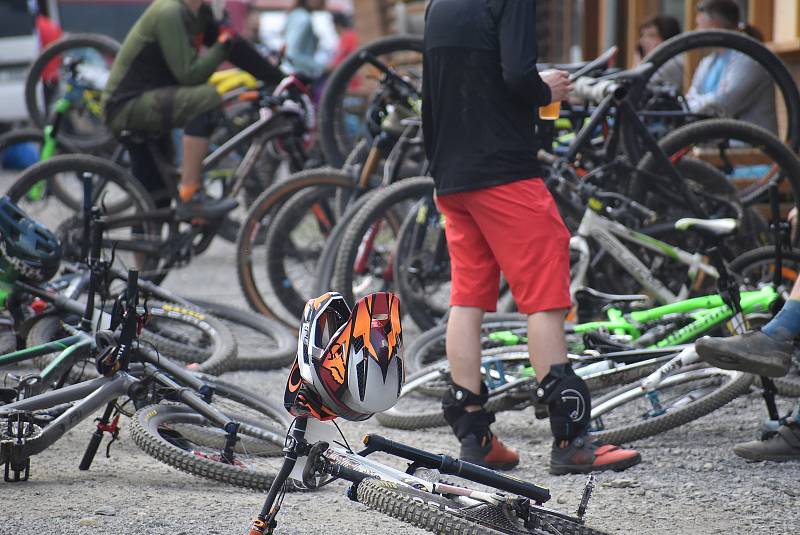 Bikepark Kopřivná v Jeseníkách pojal zahájení sezony jako zábavnou show pro celou rodinu.