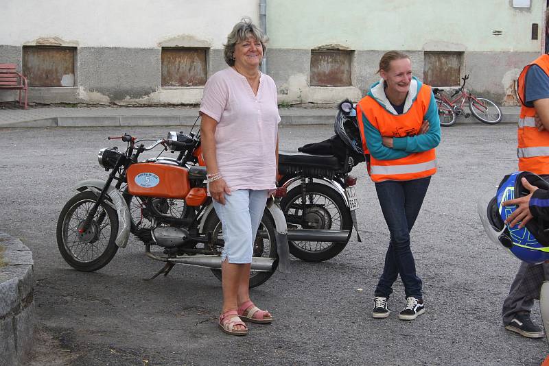 Fichtlmánii uspořádala iniciativa „Bohušov žije!“, aby mladším ročníkům připomenula legendární dopravní prostředek: Jawu Pionýr.