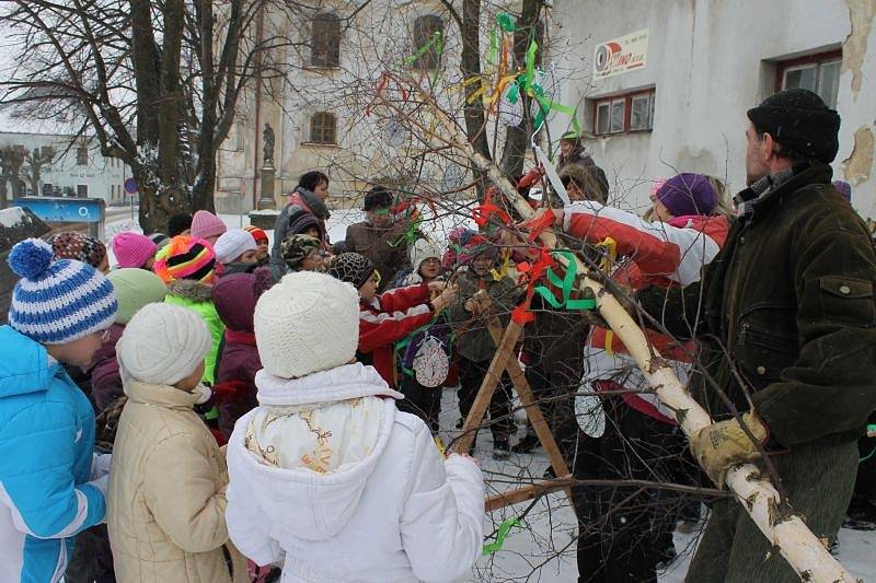 Důležité povinnosti, zdobení velikonočního stromu, se ve středu v Andělské Hoře chopili andělskohorští a světlohorští předškoláci.