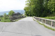 Zcela uzavřen je právě od 8. dubna pro motoristy most přes řeku Černá Opava vedoucí z Vrbna pod Pradědem do místní části Mnichov.