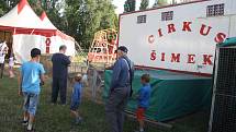 Cirkus Šimek v Krnově i v Bruntálu pozval publikum také do svého zvěřince. Každý se mohl přesvědčit, jak je o cirkusová zvířata postaráno mimo manéž, jaké mají klece, ustájení a výběhy.