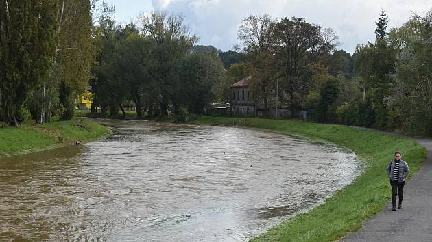 Řeka Opava tentokrát převedla zvýšené průtoky centrem Krnova bez problémů.