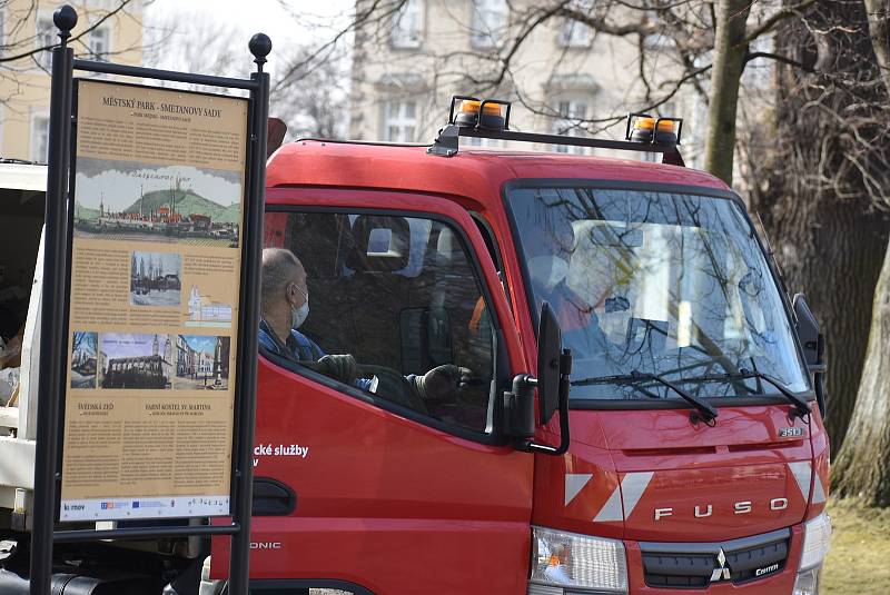 Uvnitř veřejných budou už jsou respirátory samozřejmostí. V centru Krnova se s nimi stále častěji můžeme setkat také venku. 25. února 2021.