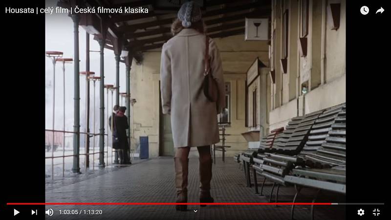 Nádraží, kde se natáčel film Housata, nabízí pátračům základní  indicie: sloupy, lampy, tyčové stojany na květiny, zábradlí, vchod do restaurace, okno, dveře a kolejiště do oblouku se svahy  v pozadí.