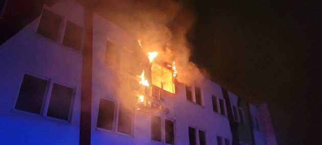Devět jednotek hasičů zasahovalo v sobotu 27. listopadu 2021 večer v Bruntálu u požáru v pokoji třetího, tedy nejvyššího patra zdejšího hotelu Montenegro.
