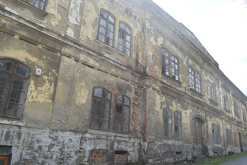 Lovecký zámeček v Miloticích postavili Lichtenštejnové. Před sto lety rodina Ludvíka Marxe přestavěla zámeček na  světoznámou fabriku. Rodina Františka Tomčaly zde vybudovala školu s internátem a restaurátorské dílny.