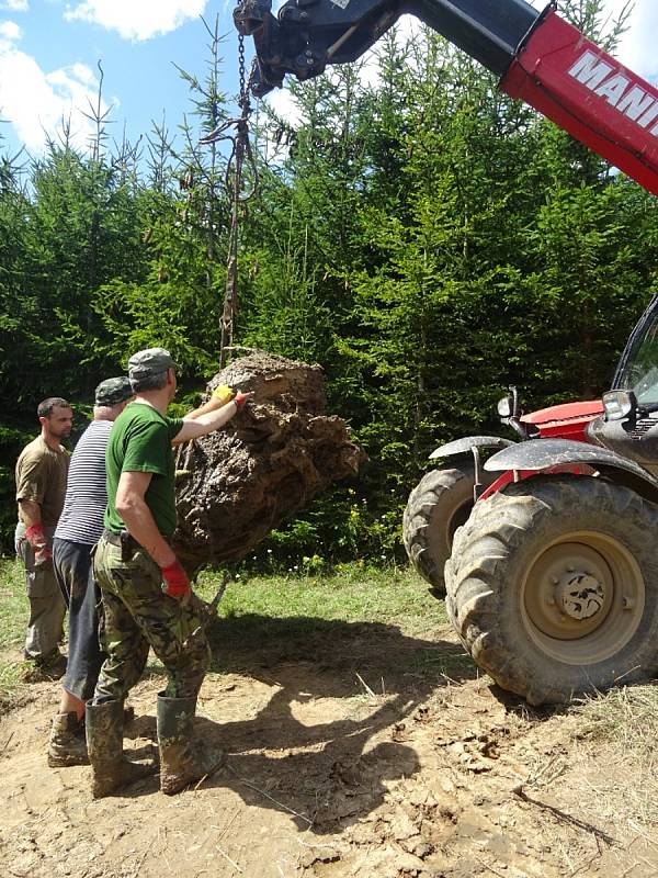 V lese u Karlova se podařilo vykopat a vyzvednout celý motor Šturmoviku. Po prozkoumání a konzervaci se stane exponátem muzea v Osoblaze. 