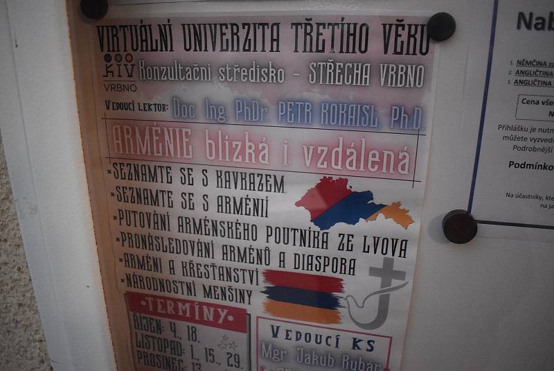 Aktivní senioři se ve Vrbně pod Pradědem schází na akcích univerzity třetího věku. Jan Gemela je pozval na exkurzi do světa včel, kvasinek, medu a alkoholu. 6. října 2022