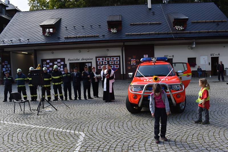 Slavnostní žehnání nového hasičského auta v Karlově Studánce, 26. září 2019.