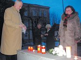 Oběti komunismu si Krnované v únoru připomínají zapálením svíček u památníku před gymnáziem. V uplynulých letech se této akce účastnil také bývalý starosta Krnova Bedřich Marek KDU-ČSL a bývalá starostka Renata Ramazanová (ODS).
