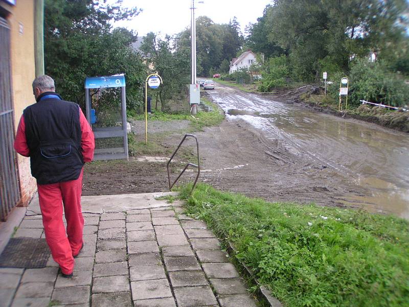 Porovnejme současnou situaci s archivními snímky z Opavice. Autobusová zastávka a zábradlí jsou dnes na stejném místě jako při povodních v roce 2007.