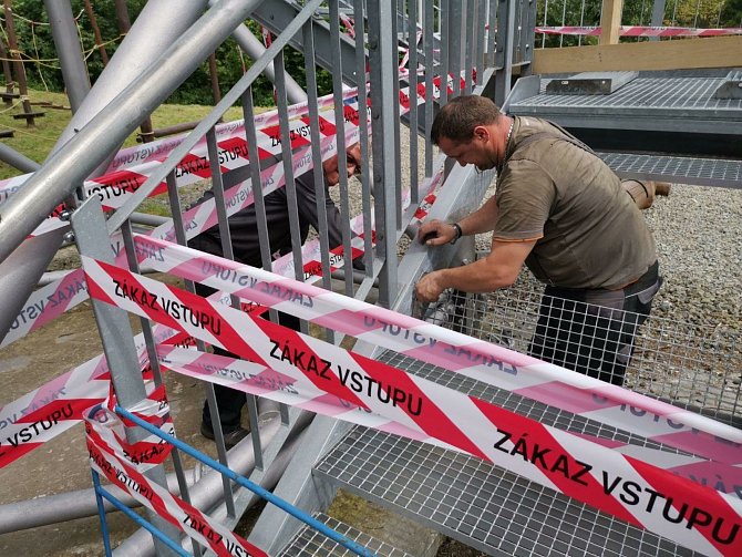 Řemeslníci z firmy Jiřího Žídka obratem doplnily osm schodů na albrechtickou rozhlednu. Dnes už je zase přístupná veřejnosti.