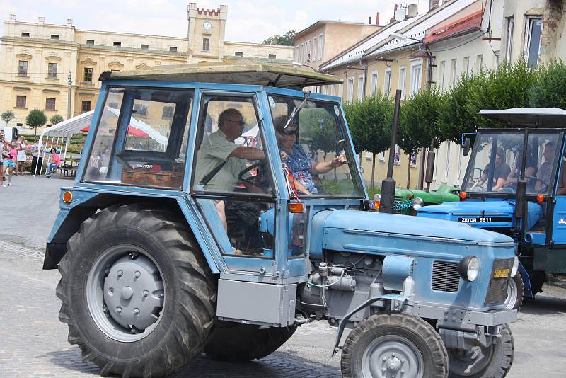 Milovníci traktorů veteránů si dali sraz ve Slezských Rudolticích před zámkem a pak vyrazili na spanilou jízdu do Bohušova.