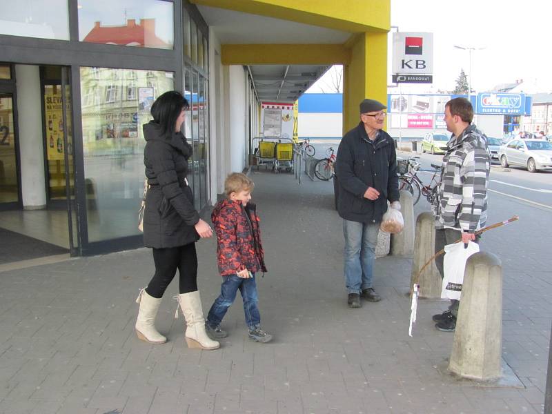 Zatímco před rokem se koledníci cestou z pomlázky rádi zastavili v některém z hypermarketů, kde právě začínal velký výprodej mazanců a beránků, letos museli tuto tradiční zastávku vynechat.