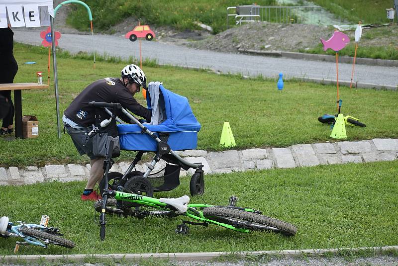 Bikepark Kopřivná v Jeseníkách pojal zahájení sezony jako zábavnou show pro celou rodinu.