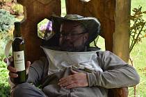 Světový Den včel připadá na 20. května. Včelař Lukáš Matela z Brantic pozval přátele na exkurzi, která skončila ochutnávkou strdí a medoviny.