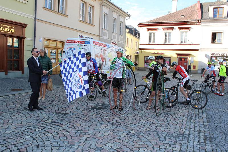 Sedmá etapa cyklotour Na kole dětem odstartovala na náměstí Míru v Bruntále.